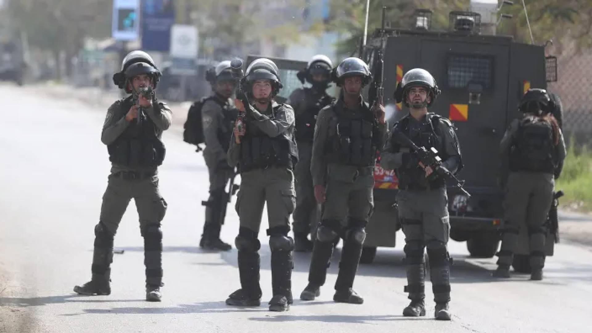 الاحتلال يعتقل ويعتدي على فلسطينيين خلال اقتحامات بالضفة الغربية