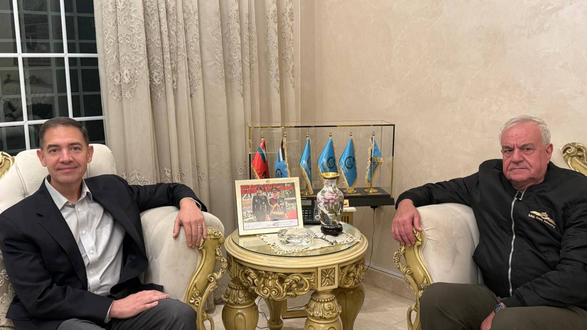 "تعزيز القدرات الدفاعية والأمن الإقليمي".. اللواء الحنيطي يلتقي قائد "المركزية" الأمريكية