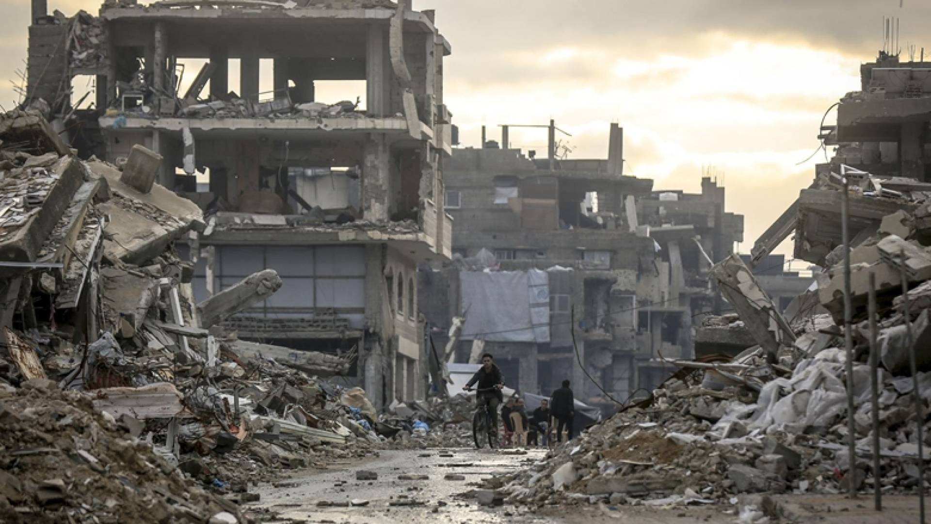 منخفض جوي يتسبب بانهيار مبنيين متضررين من قصف الاحتلال في مدينة غزة