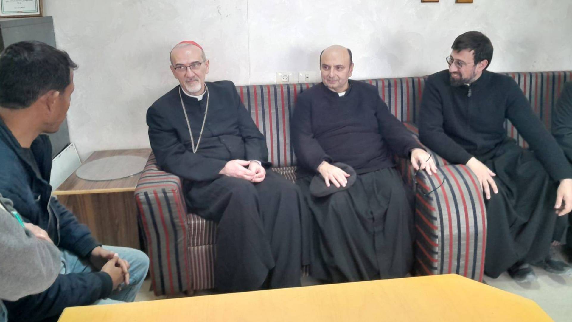 وفد من البطريركية اللاتينية يزور المستشفى الميداني شمال غزة ويشيد بالدور الإنساني الأردني