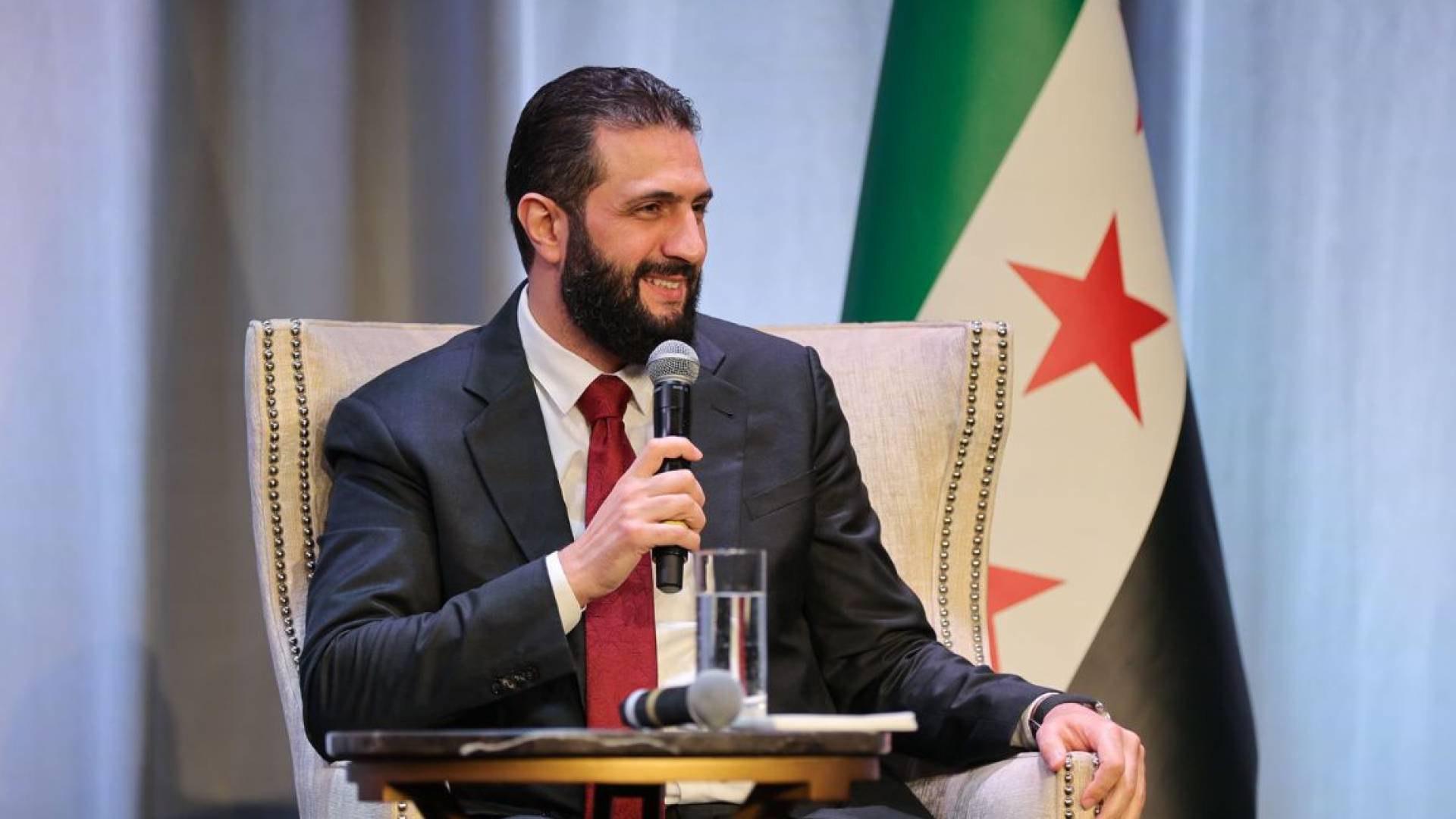 الشرع يرسم ملامح "العهد الجديد" من حلب: الاقتصاد للجميع والشعب هو القائد 