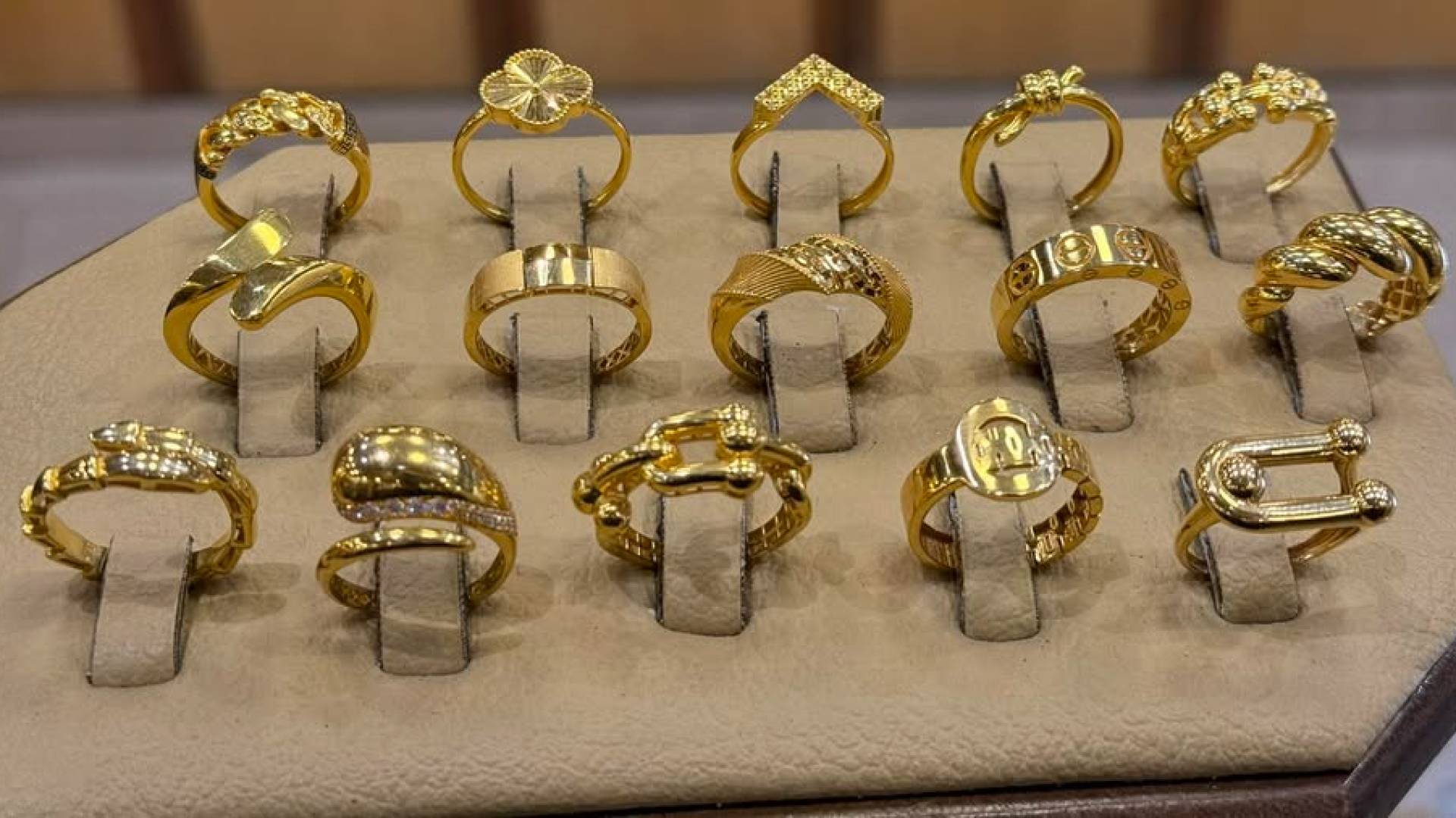 عيار 24 و21 يستقران في السوق المصري.. الذهب يلتزم بالثبات السعري