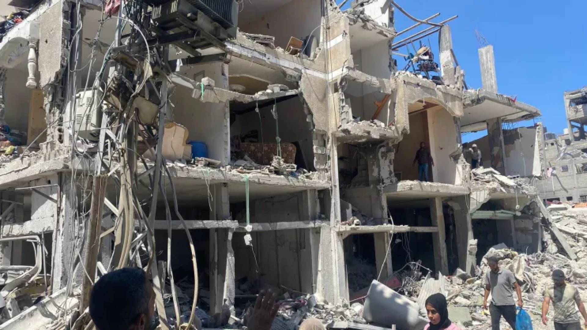 "قنابل موقوتة تهدد حياة الغزيين".. الدفاع المدني يطلق نداء إخلاء عاجل بعد وفاة 18 شخصا