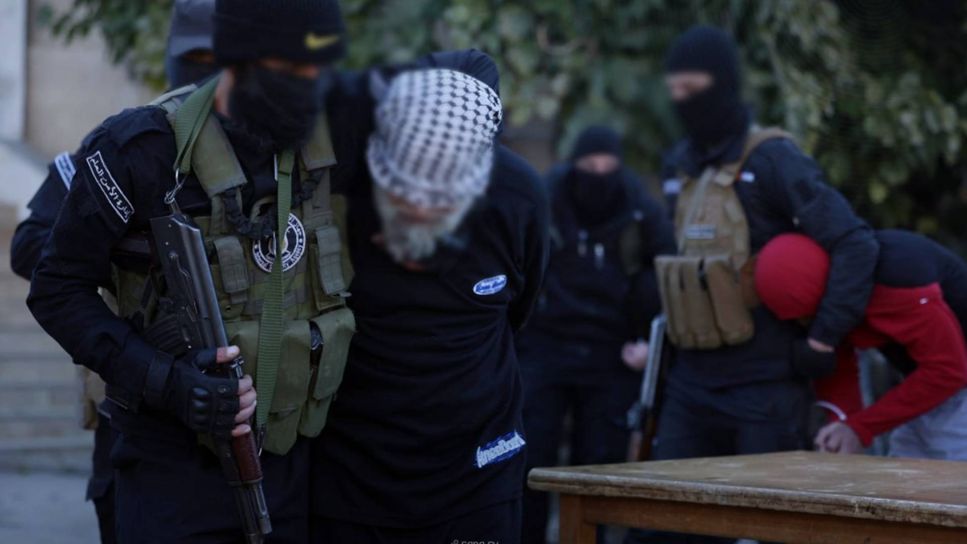 سانا: قوات الأمن السوري تفرق وكر داعش في داريا وتلقي القبض على زعيمه وستة من اعضائه