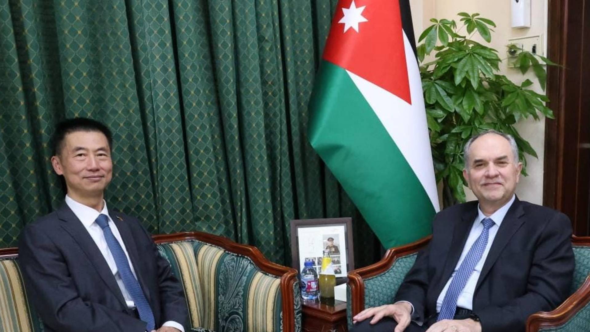 وزير العدل يبحث مع السفير الصيني تعزيز التعاون القانوني والقضائي 