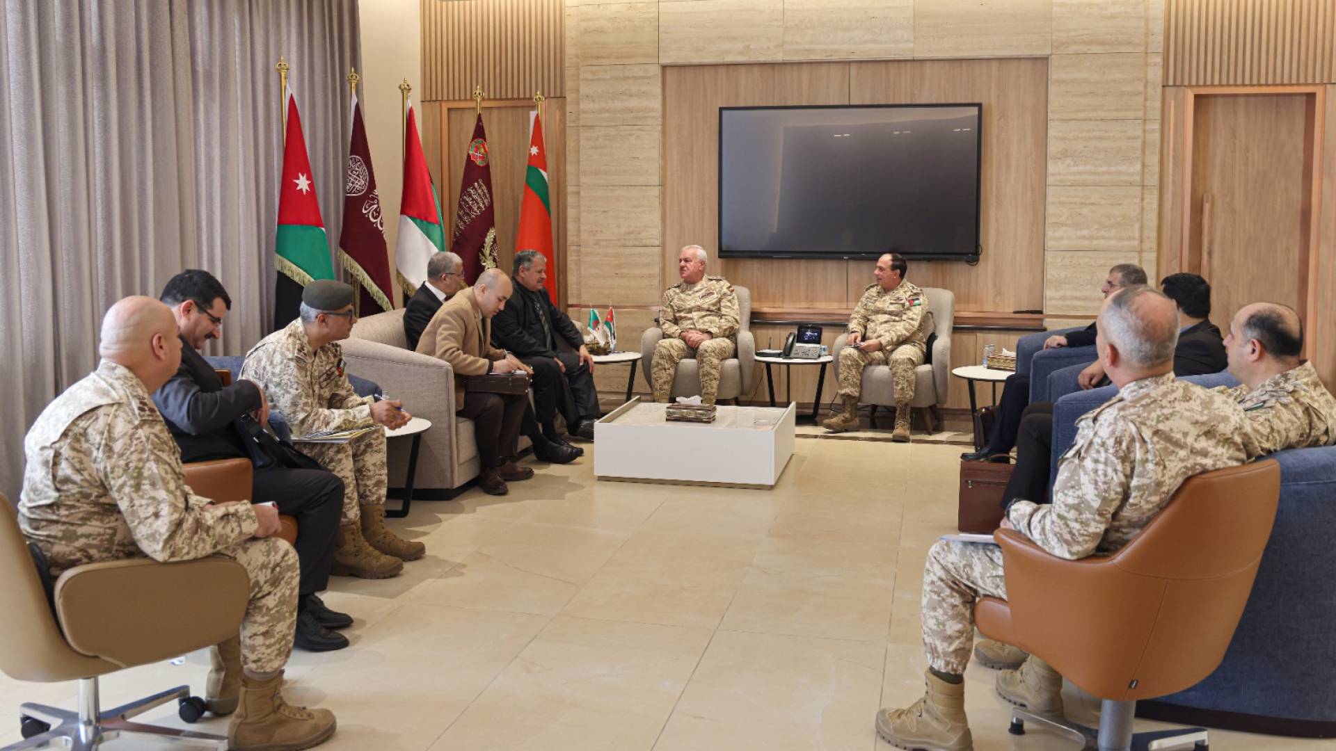 اللواء الركن الحنيطي يستقبل وفدا عسكريا جزائريا