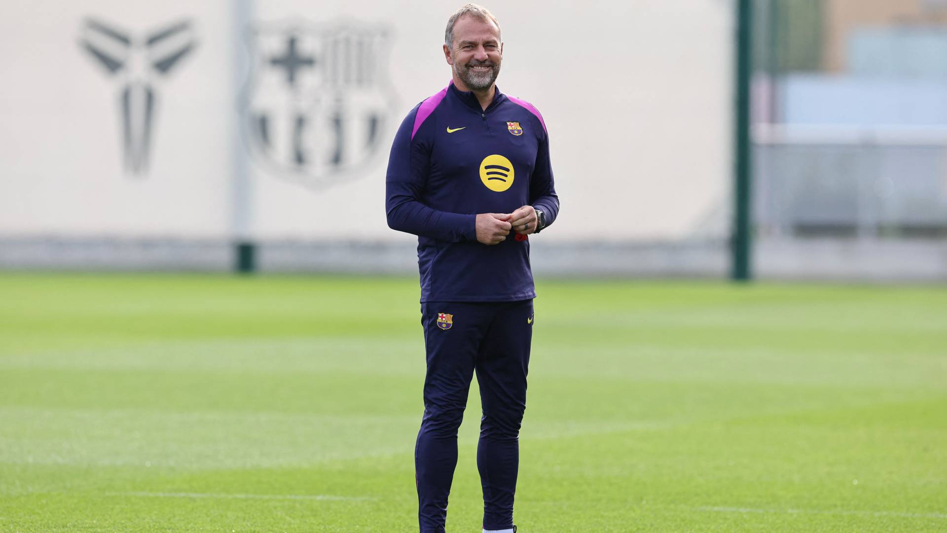 مفاجآت في برشلونة.. فليك يهمش ليفاندوفسكي ويستبعد بيدري