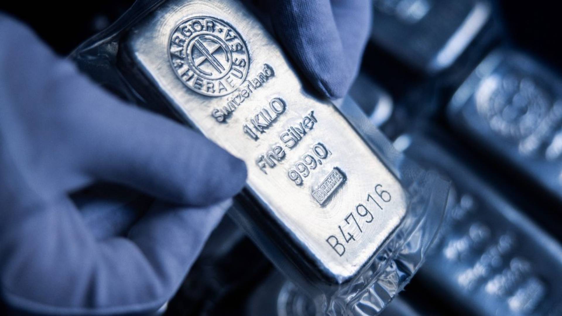 على أعتاب الـ 70 دولار.. الفضة تسجل قفزة نوعية وتلامس قمما تاريخية جديدة