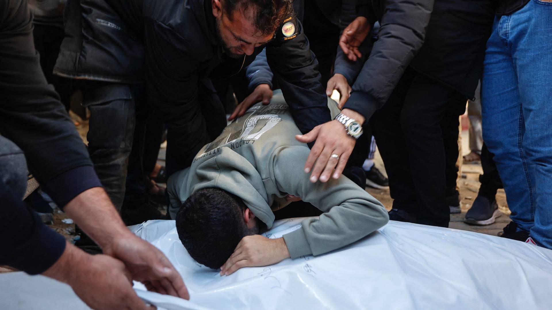 فاتورة الدم تتصاعد في غزة.. أكثر من 70 ألف شهيد وتهديدات الشتاء تحاصر الناجين