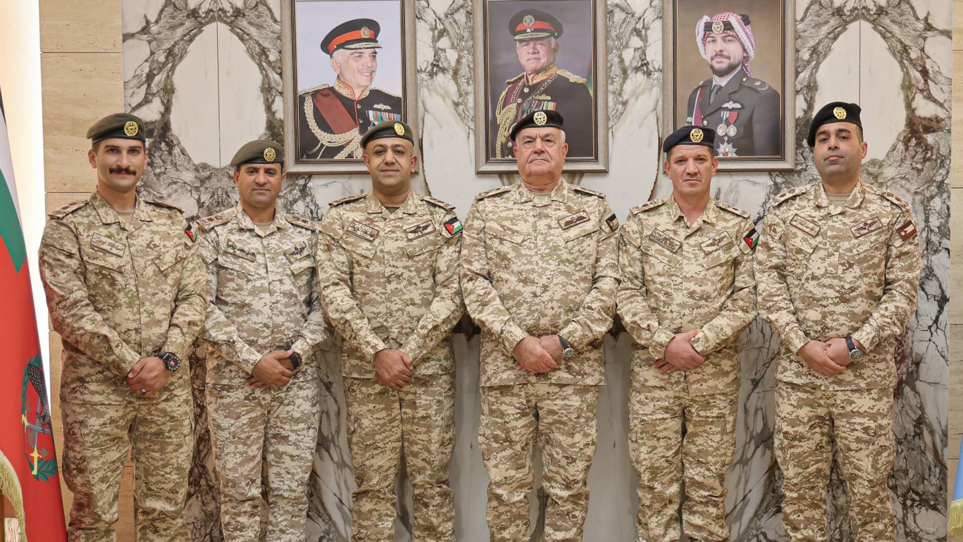 مندوبا عن الملك.. الحنيطي يكرم ضباطا متميزين في دورات خارجية