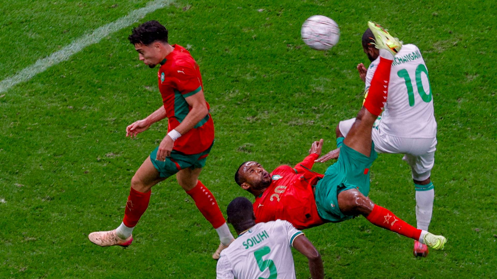 "فتى الدار البيضاء" يخطف الأنظار.. الكعبي يعيد تعريف "فن المقصيات" في كأس إفريقيا