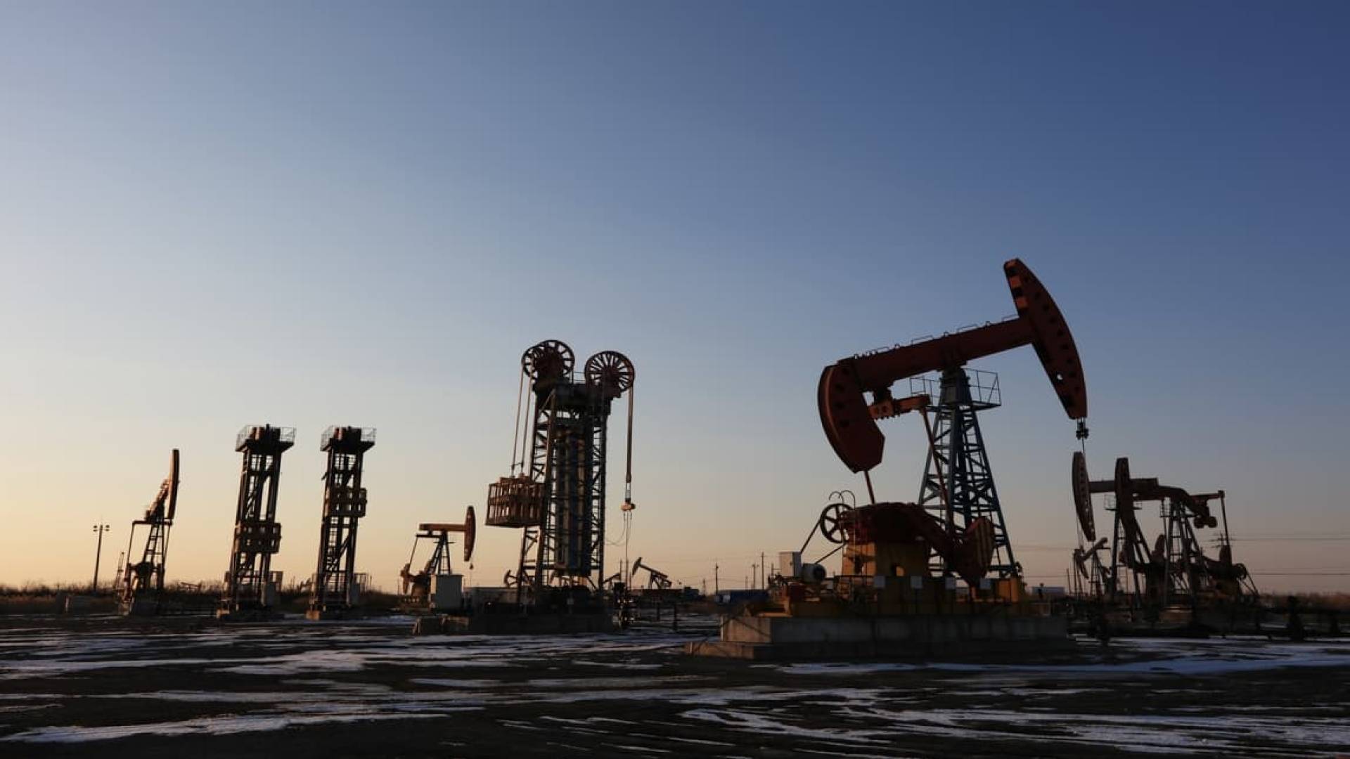 أسعار النفط تقفز لأعلى مستوى لها منذ مطلع كانون أول بفعل التوترات الجيوسياسية