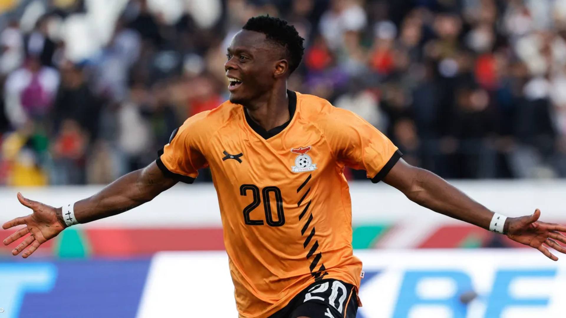 الفرحة تتحول لكارثة.. مهاجم زامبيا يسقط على رقبته بعد هدف قاتل في كأس أمم افريقيا