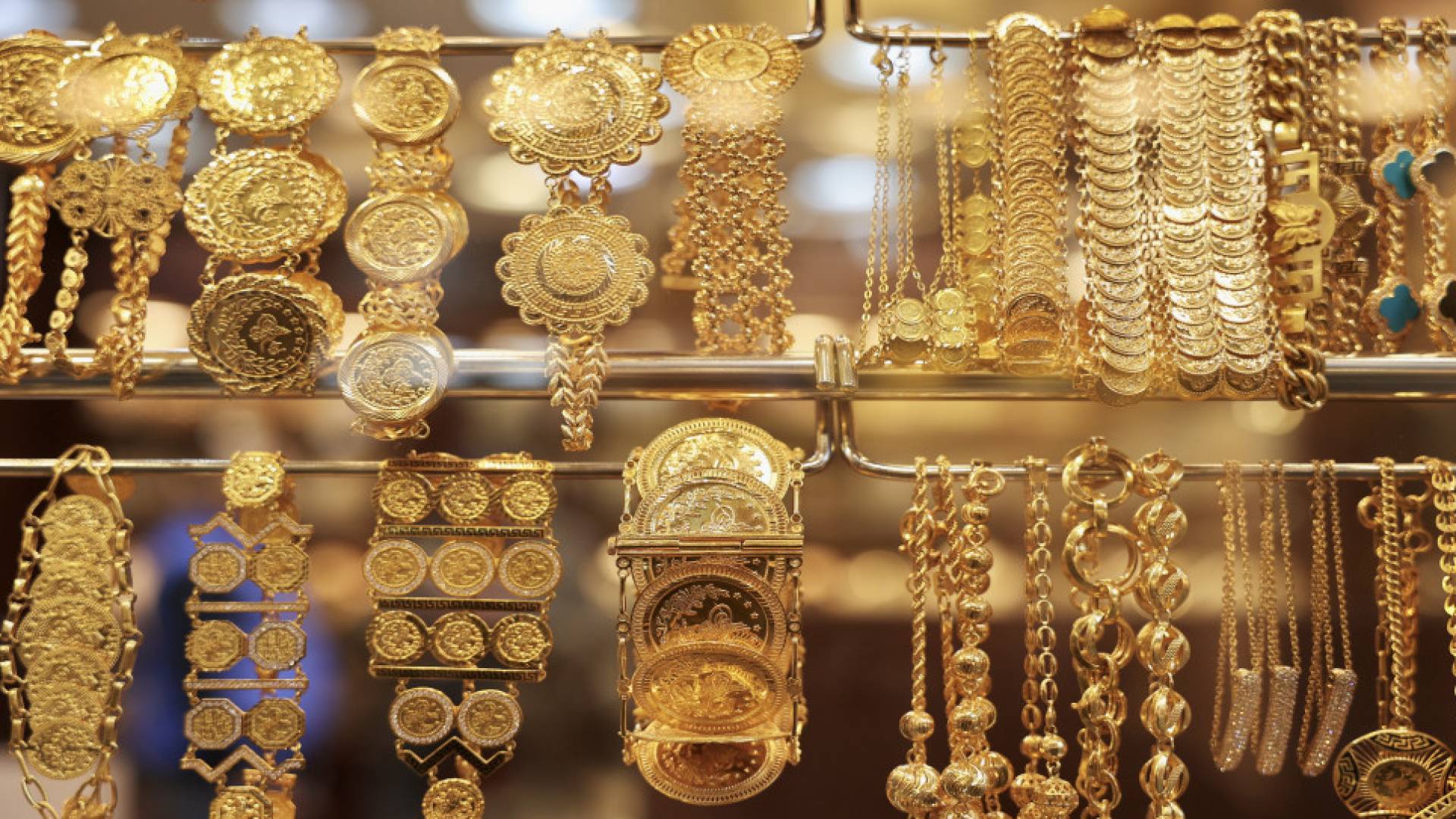 ذهب عيار 21 يقفز إلى 5,900 جنيه في السوق المصرية.. تعرف على أسعار البيع والشراء 