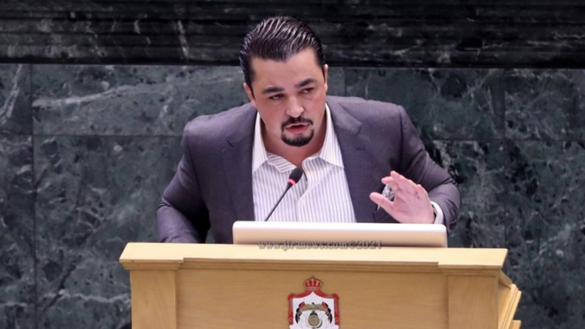 حواري وأعضاء لجنة العمل يثمنون الحكومة لإيقاف إنهاء خدمات الموظفين