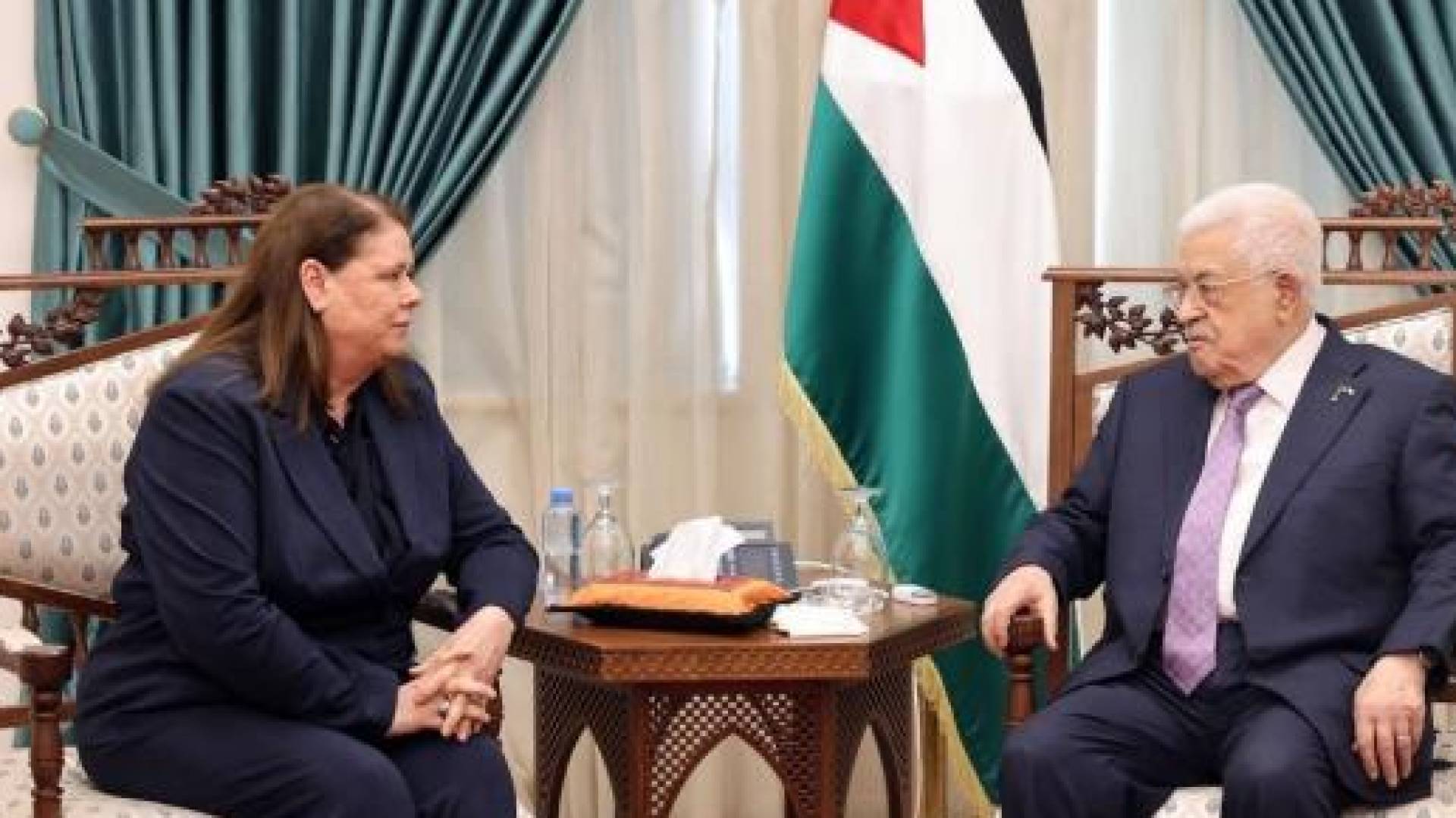 عباس لزوجة البرغوثي: اطلاق سراح مروان البرغوثي وكافة الاسرى على رأس الاولويات الوطنية