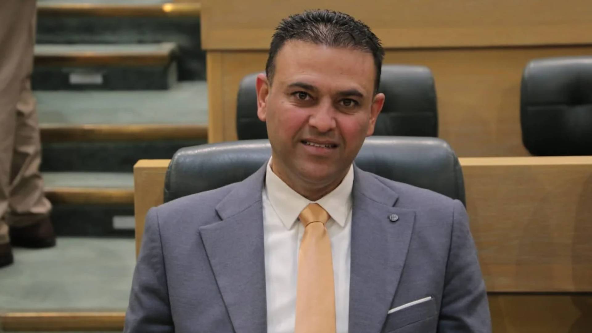 الْمَصْرِي: رَاتِبُ 300 دِينَارٍ لَا يَصْنَعُ "أَثْرِيَاء".. وَحِرْمَانُ الْمُوَاطِنِ مِنَ التَّأْمِينِ مُخَالَفَةٌ دُسْتُورِيَّة 