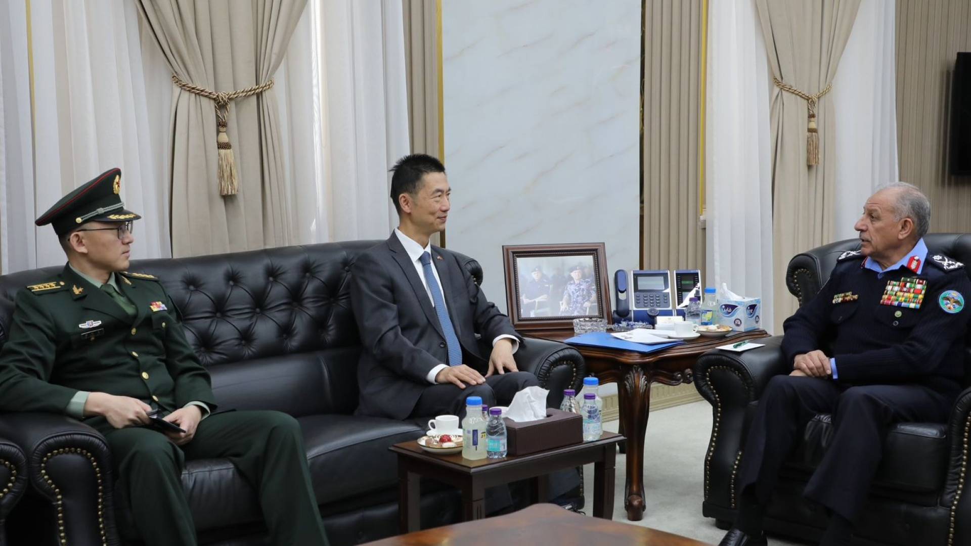 مدير الأمن العام يبحث مع السفير الصيني تعزيز التعاون الأمني وتبادل الخبرات 