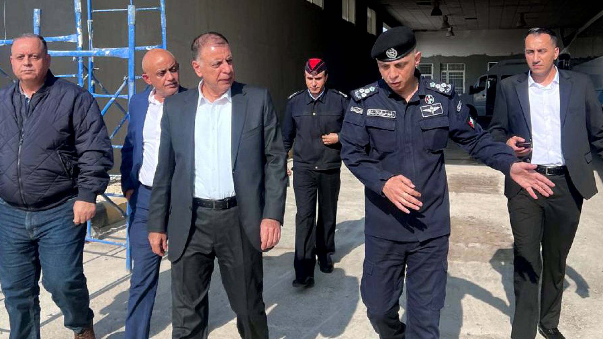 وزير الداخلية يَتَفَقَّدُ أَعْمَالَ التَّطْوِيرِ فِي جِسْرِ الْمَلِكِ حُسَيْن 