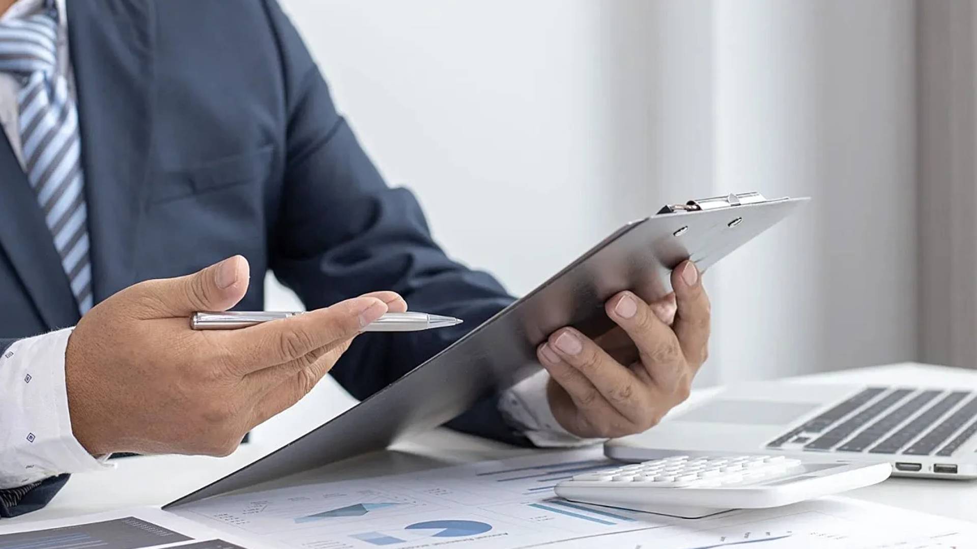 "مآدب" بلا موافقة و"رؤساء" بلا موظفين.. ديوان المحاسبة يكشف تجاوزات في عطاءات حكومية