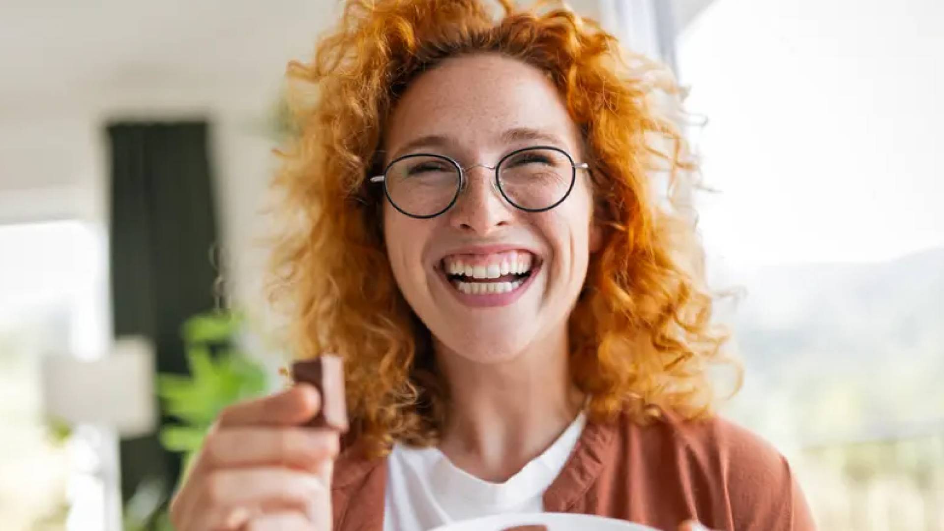 الشوكولاتة الدَّاكِنَةُ.. مَصْدَرٌ غَنِيٌّ بِمُضَادَّاتِ الأَكْسَدَةِ وَدَاعِمٌ لِصِحَّةِ القَلْبِ وَالدِّمَاغِ 