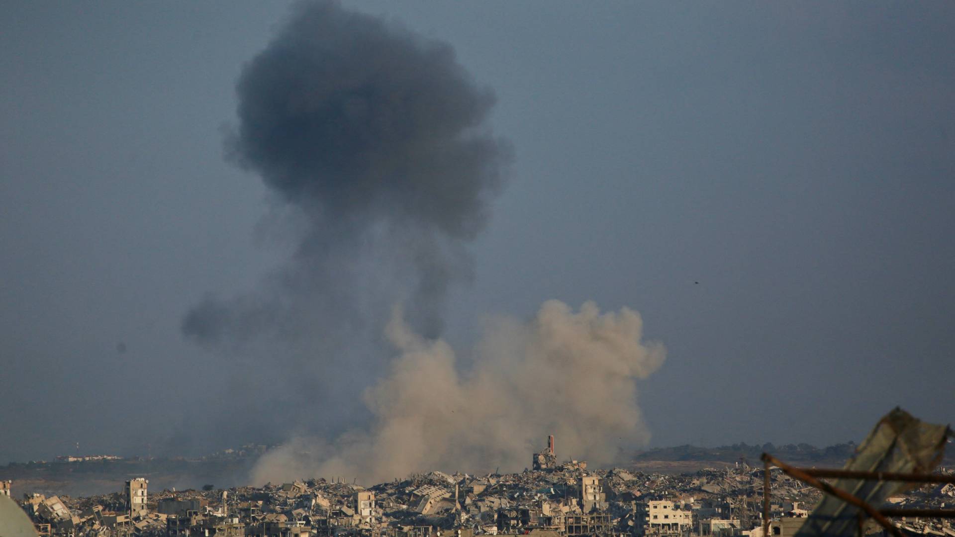 قصف وغارات عنيفة تستهدف مناطق واسعة في قطاع غزة الجمعة 