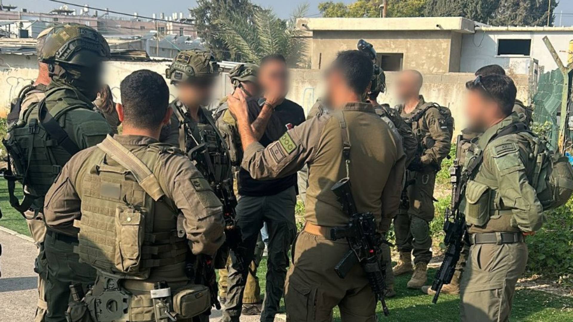 جيش الاحتلال يكشف تفاصيل تسلل منفذ عملية "بيسان" من الجدار الأمني في القدس ويؤكد الدفع بتعزيزات للمنطقة