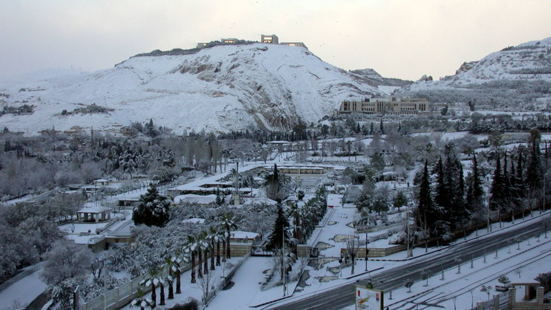 تَحْذِيرَاتٌ مِنْ فيضانات وَسُيُولٍ وثلوج.. "الأرصاد السُّورِيَّةُ" تَتَوَقَّعُ تأثير جَبْهَةً مَطَرِيَّةً ضَخْمَةً على البِلَادَ 