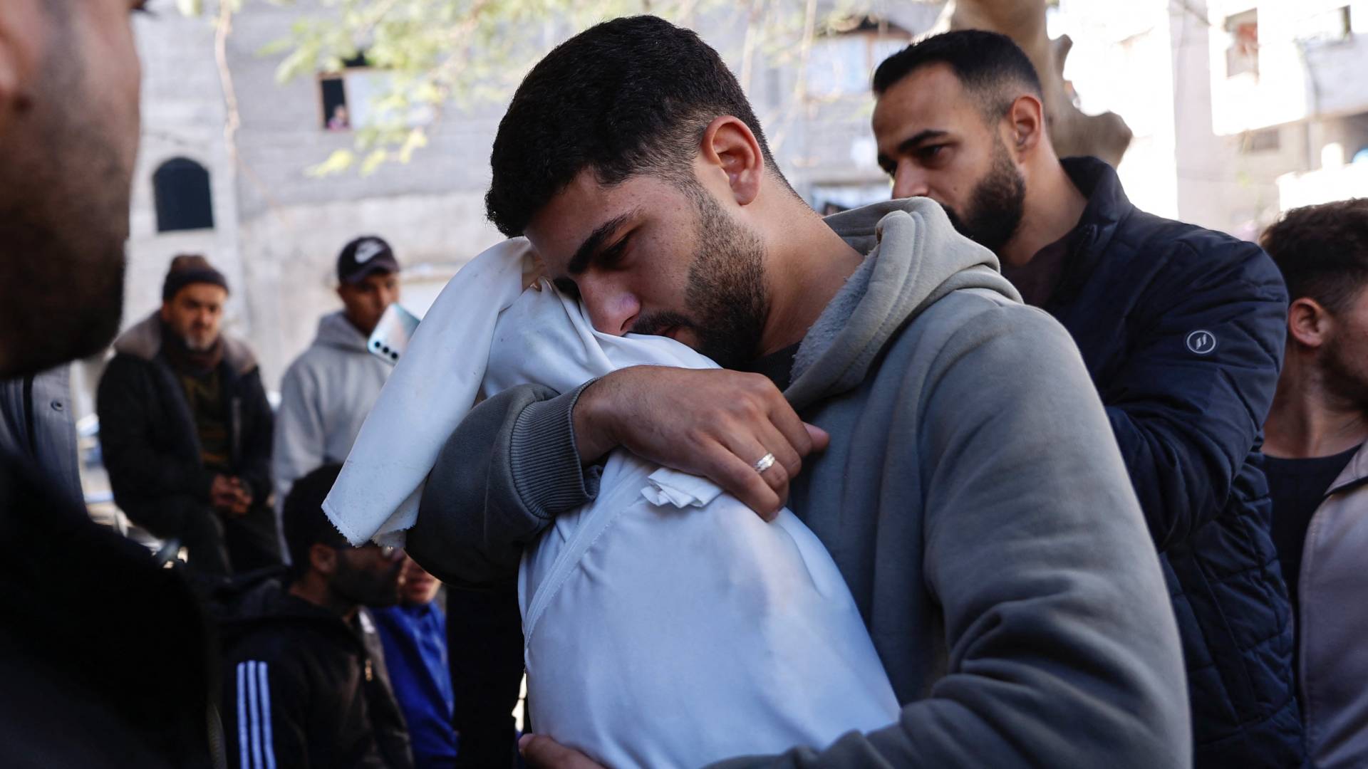 استشهاد فلسطيني برصاص الاحتلال شرق غزة.. وحصيلة الشهداء تقترب من 71 ألفا