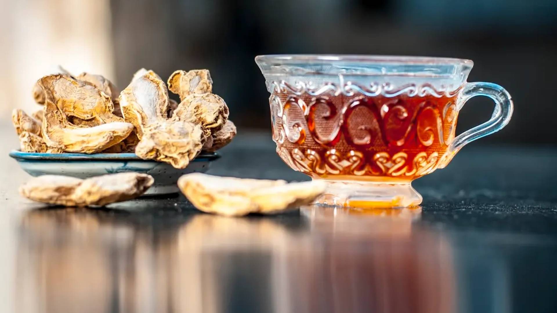 صَيْدَلِيَّةُ الشتاء فِي كُوبٍ.. شَايُ "القَرَنْفُلِ وَالزَّنْجَبِيلِ" مَلِكُ المَشْرُوبَاتِ الدَّافِئَةِ لِتَعْزِيزِ المَنَاعَةِ 