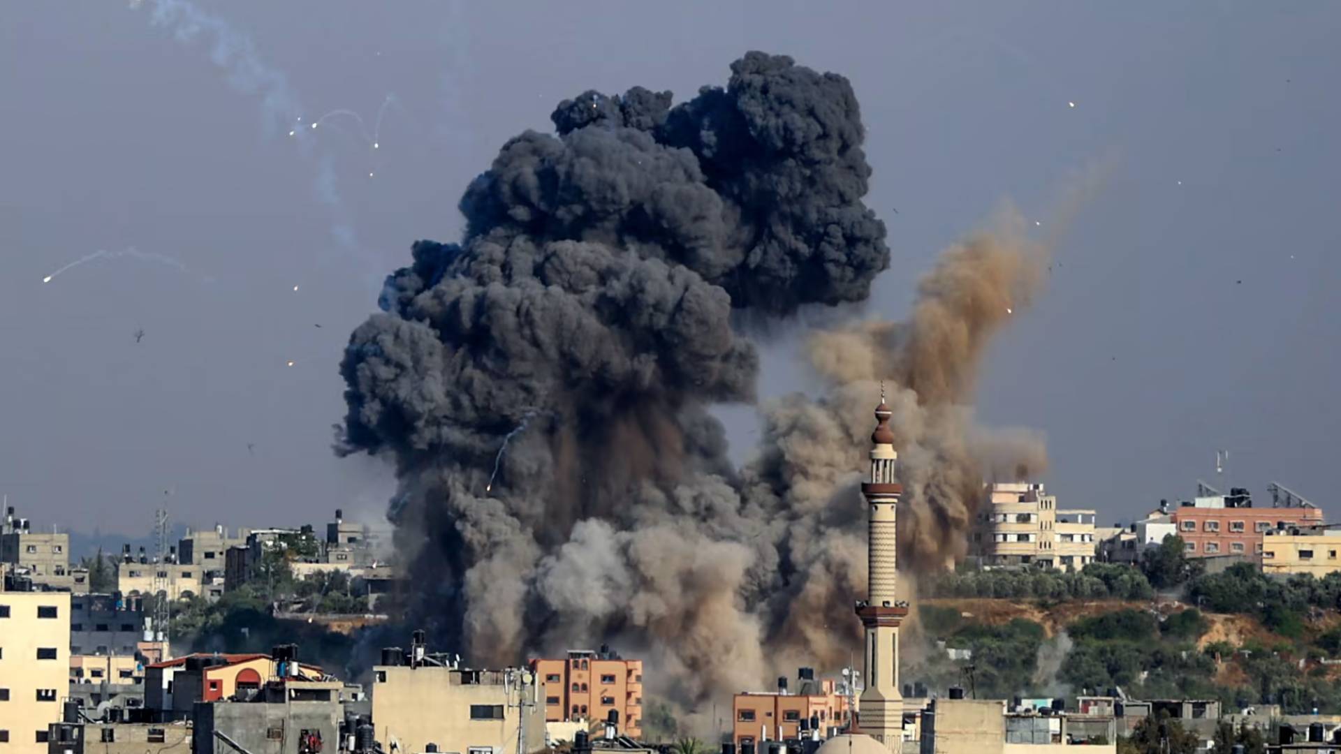 قصف بحري وجوي ومدفعي مكثف يضرب غزة وخان يونس ورفح