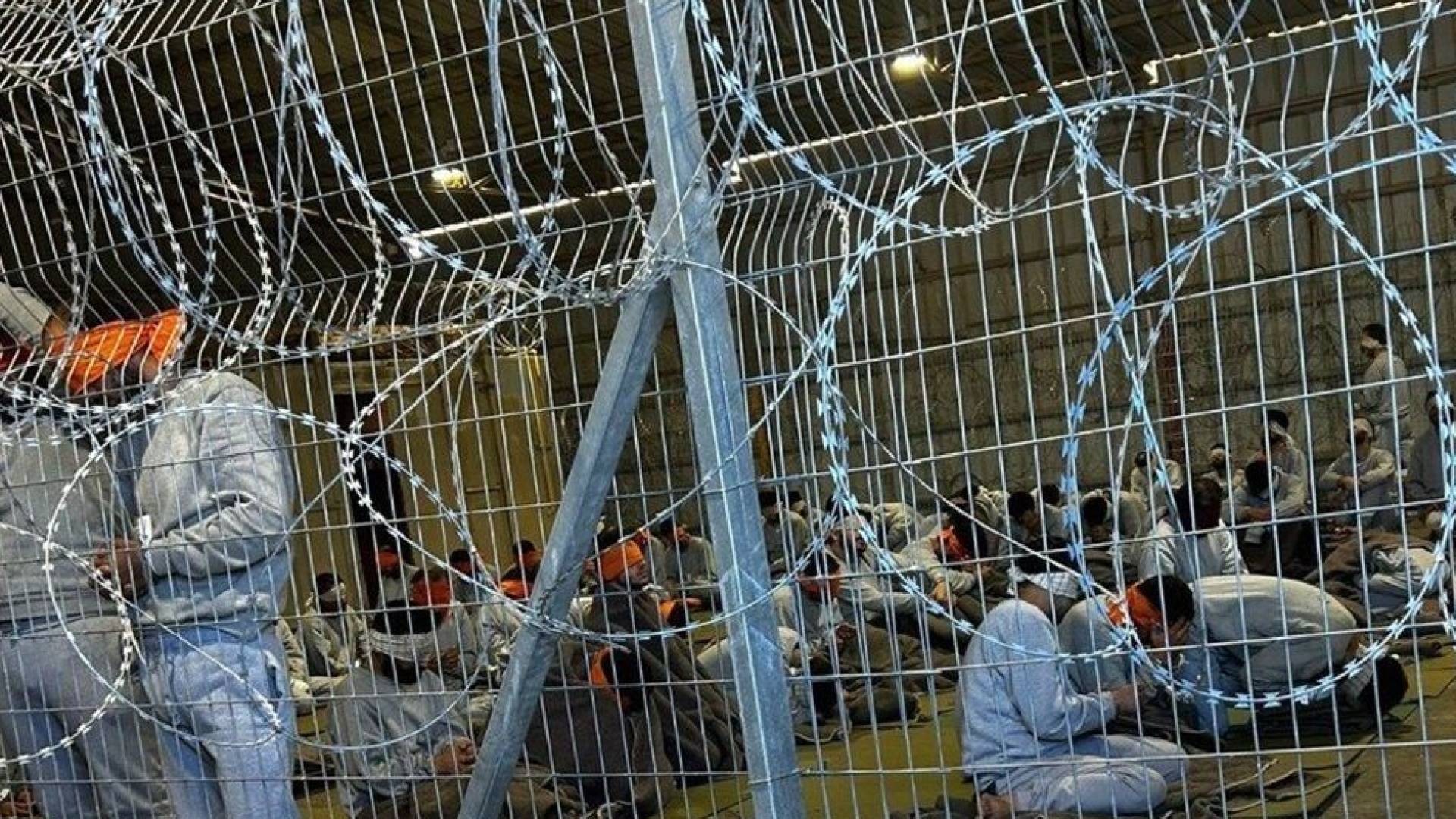 "أحذية السجانين في الصحون".. محررون يكشفون تفاصيل حرب التجويع والإذلال داخل سجون الاحتلال