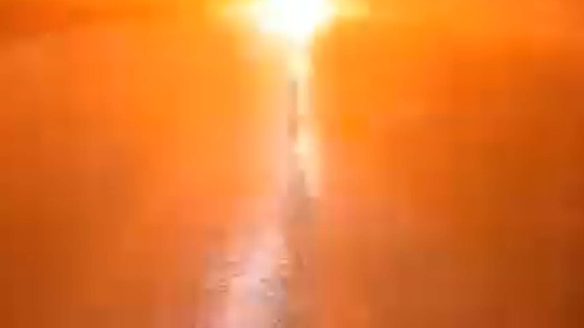 "مشهد يحبس الأنفاس".. صاعقة رعدية تضرب ريف حمص وسط تحذيرات من الخطر -فيديو