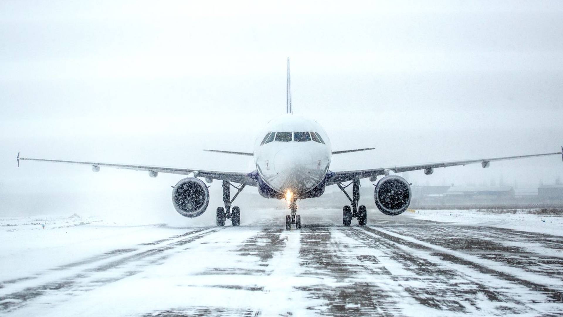 نيويورك تواجه أقوى عاصفة ثلجية منذ ثلاث سنوات مع إعلان حالة الطوارئ في المطارات