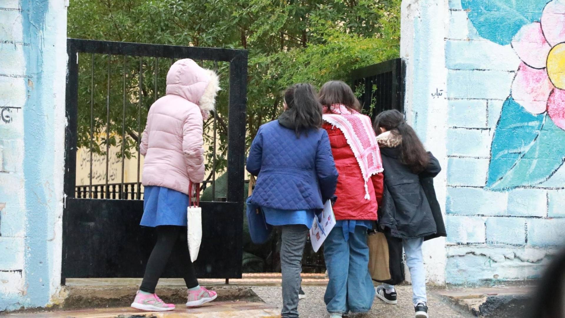 بسبب الأحوال الجوية.. تأخير الدوام المدرسي في لواء المزار الجنوبي وتعطيل الصفوف الأولى الأحد