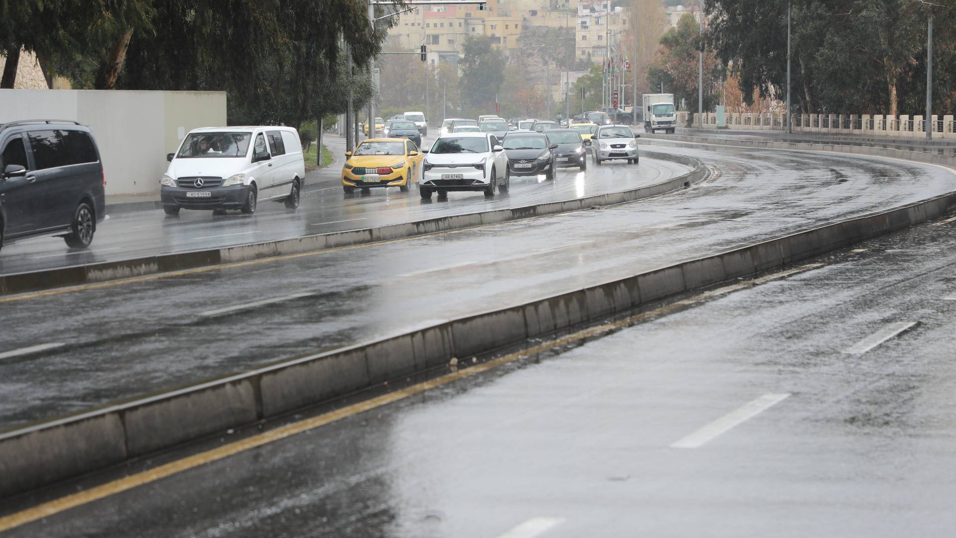 مراسلو "رؤيا" يرصدون تطورات المنخفض من الميدان.. سيول وبرد وحوادث في عجلون، وضباب كثيف في الطفيلة، وهدوء "حذر" في عمان