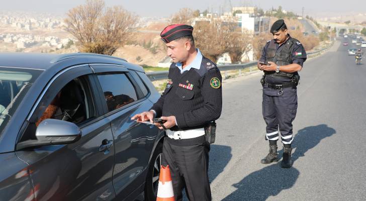 احد كوادر الأمن العام يجري تشخصيا على إحدى المركبات