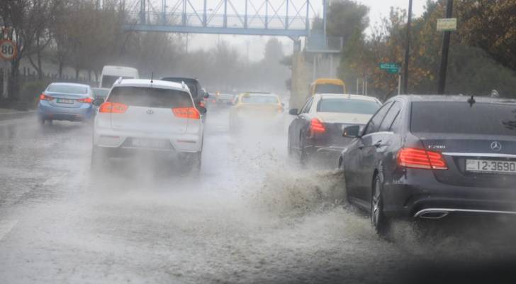 مركبات تسير تزامنا مع هطول الأمطار
