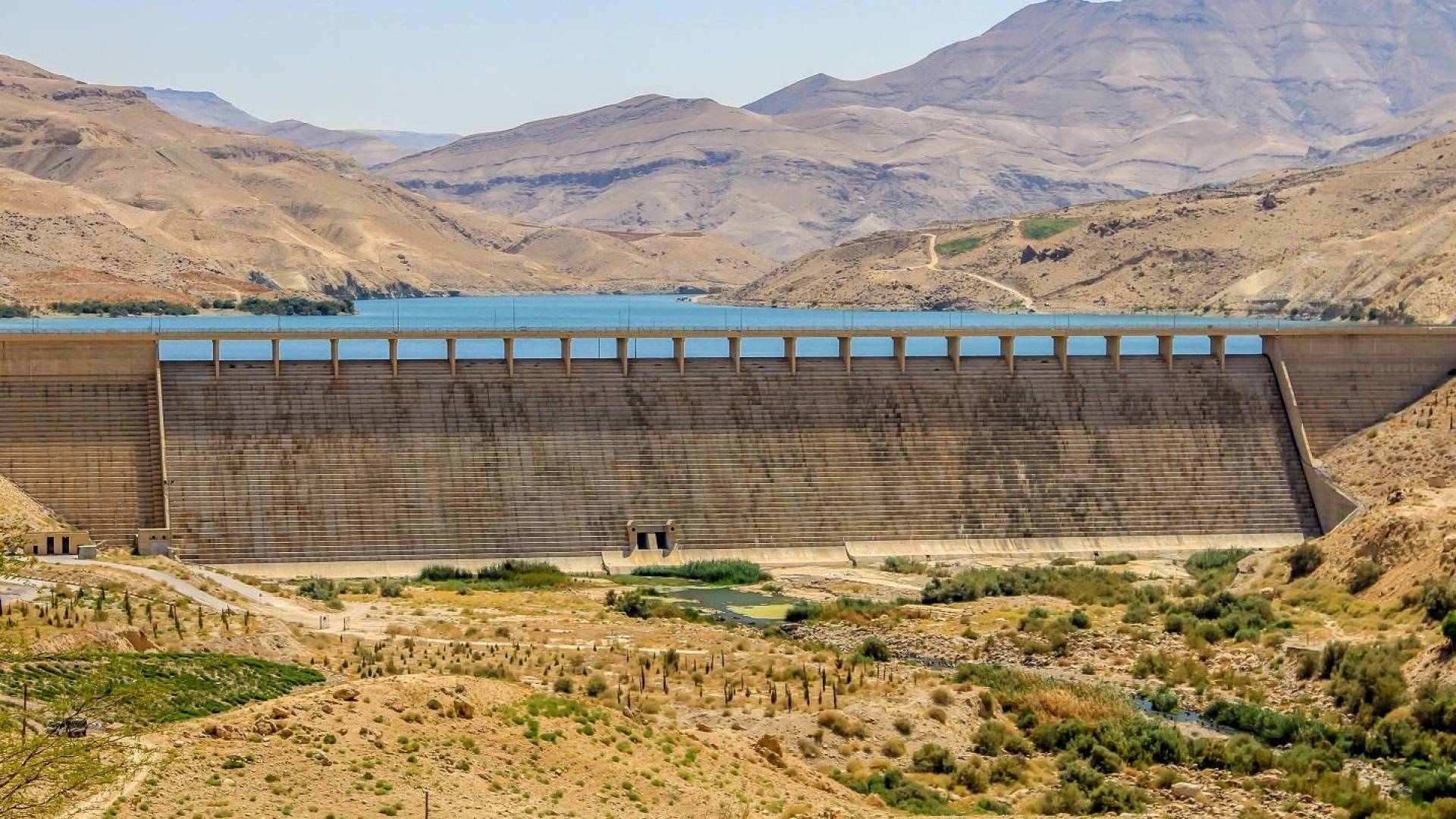 "سَادِسُ السُّدُودِ الْمُمْتَلِئَةِ".. "سَدُّ ابْنِ حَمَّادٍ" يَفِيضُ بَعْدَ الْمُنْخَفَضِ وَالْمِيَاهُ تُطَمْئِنُ: مُنْشَآتُنَا سَلِيمَةٌ 100% 