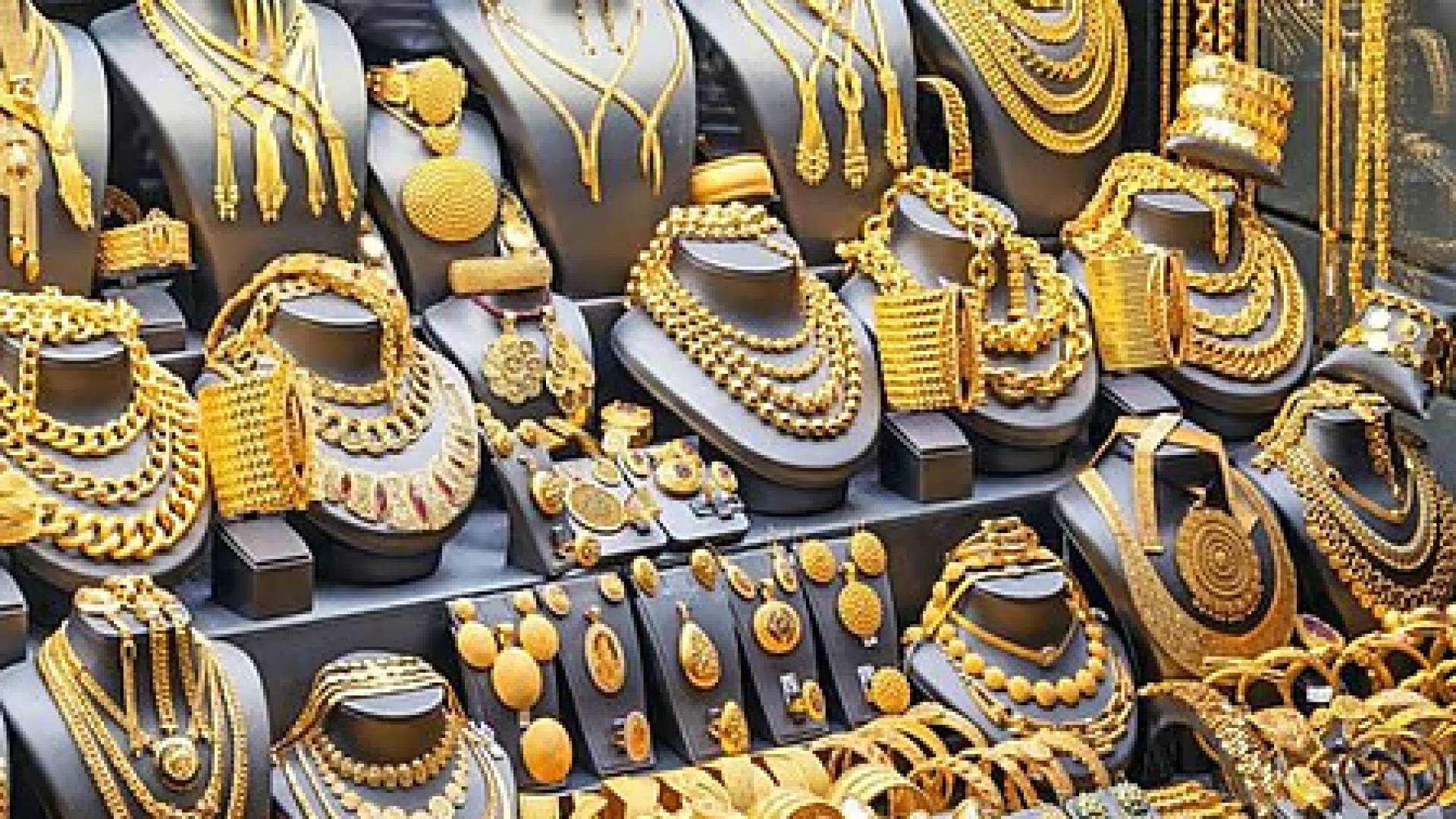 أَسْعَارُ الذَّهَبِ فِي السُّعُودِيَّةِ تُحَافِظُ عَلَى مَكَاسِبِهَا.. وَعِيَارُ 21 يَتَجَاوَزُ 460 رِيَالًا 