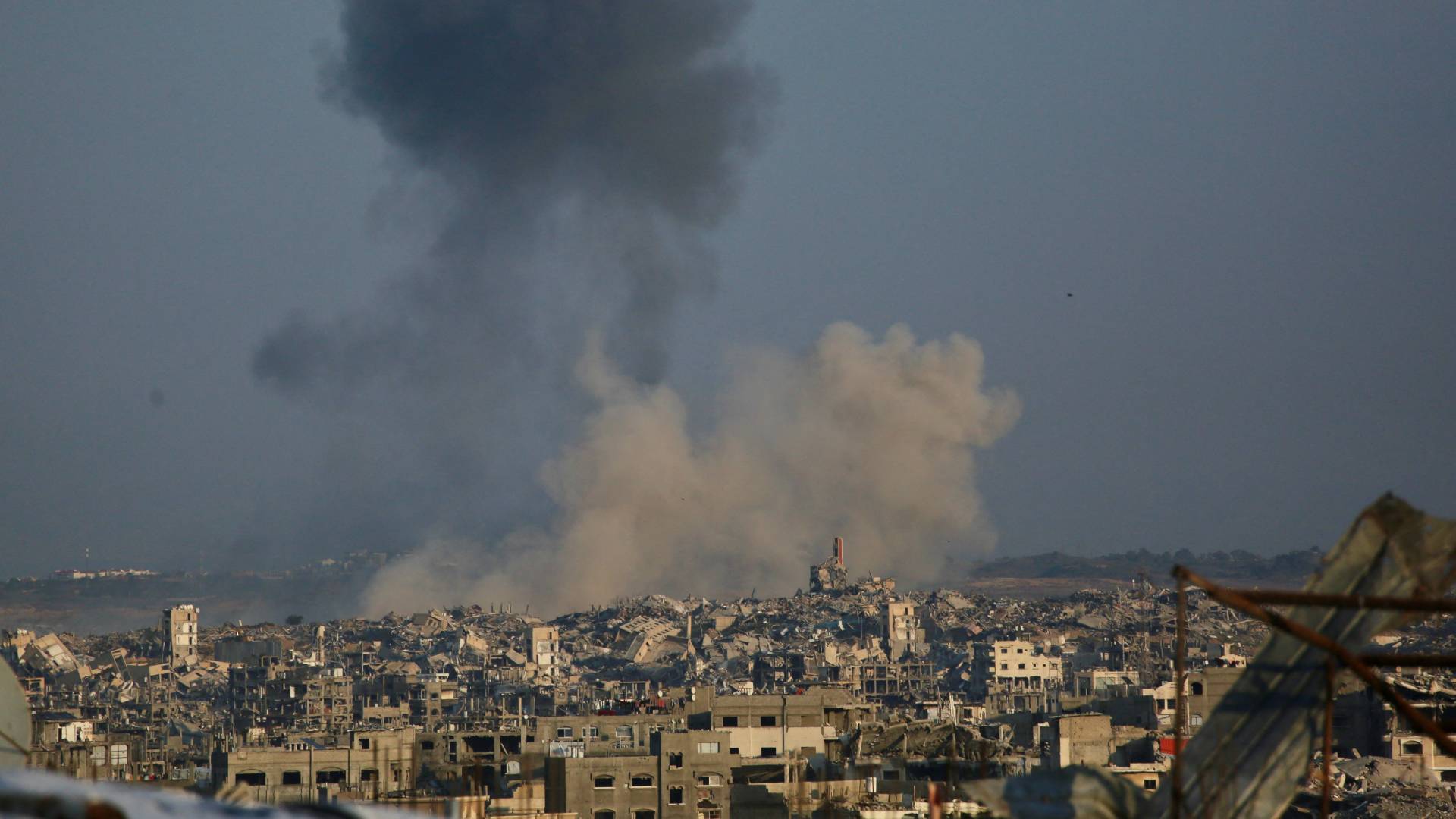 الاحتلال يُوَاصِلُ خَرْقَ الْهُدْنَة.. غَارَاتٌ عَنِيفَةٌ عَلَى الْمَغَازِي وَرَفَح 