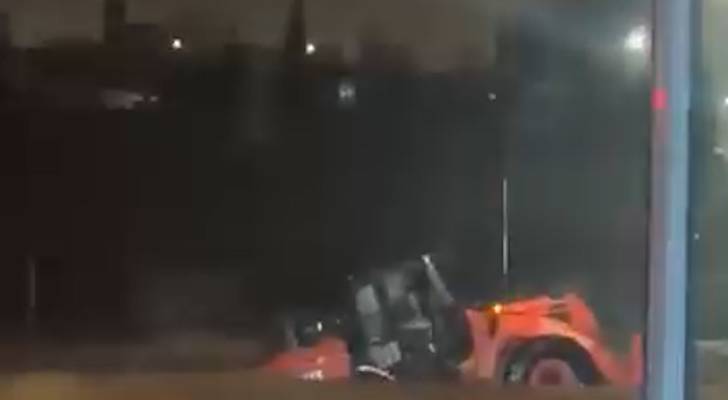 غرق جرافة وسط سيول الكرك الجارفة