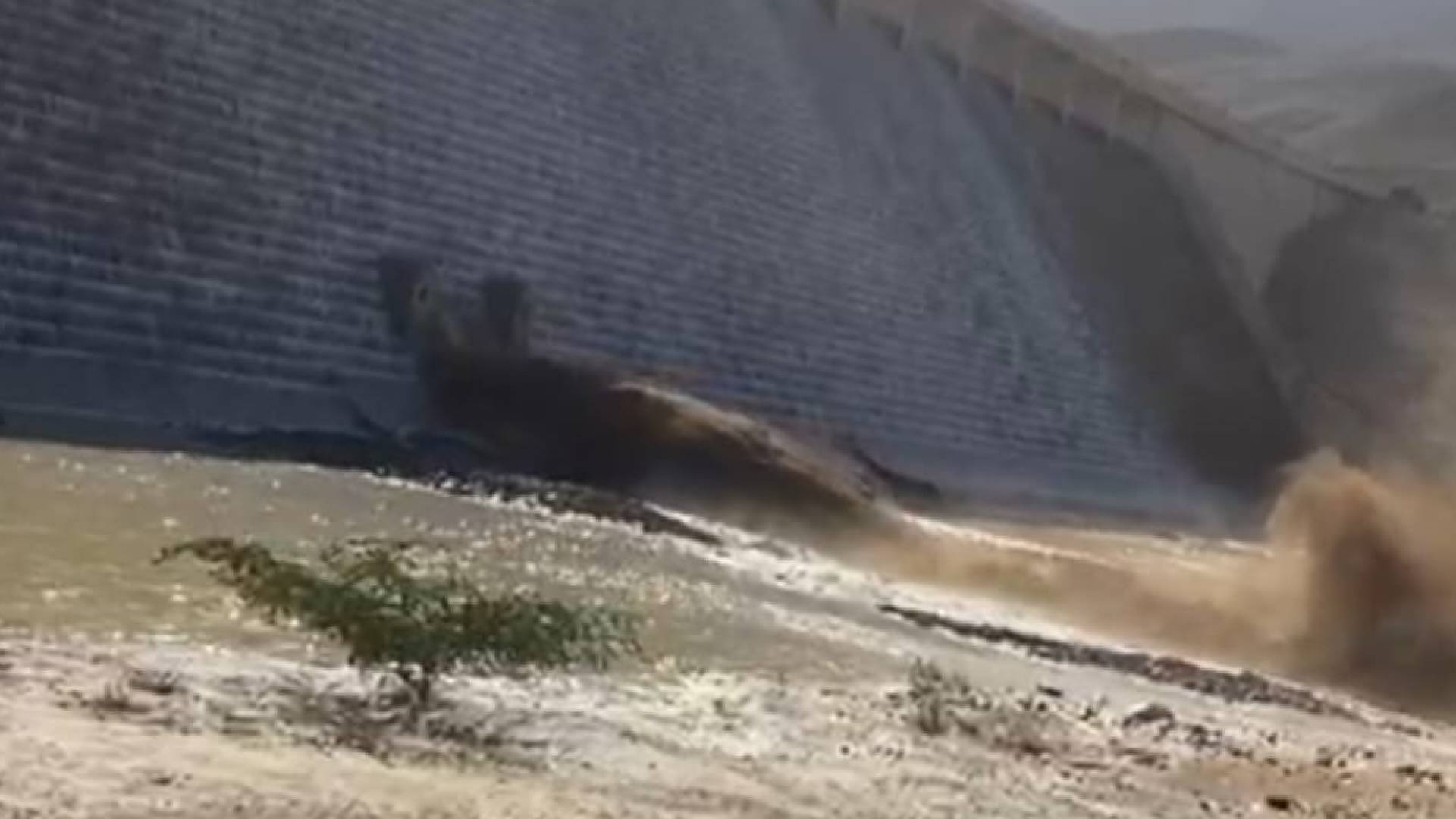 لماذا تم فتح بوابات الهيدروليك في سد الموجب والقيام بعمليات التفريغ الطمي؟ 