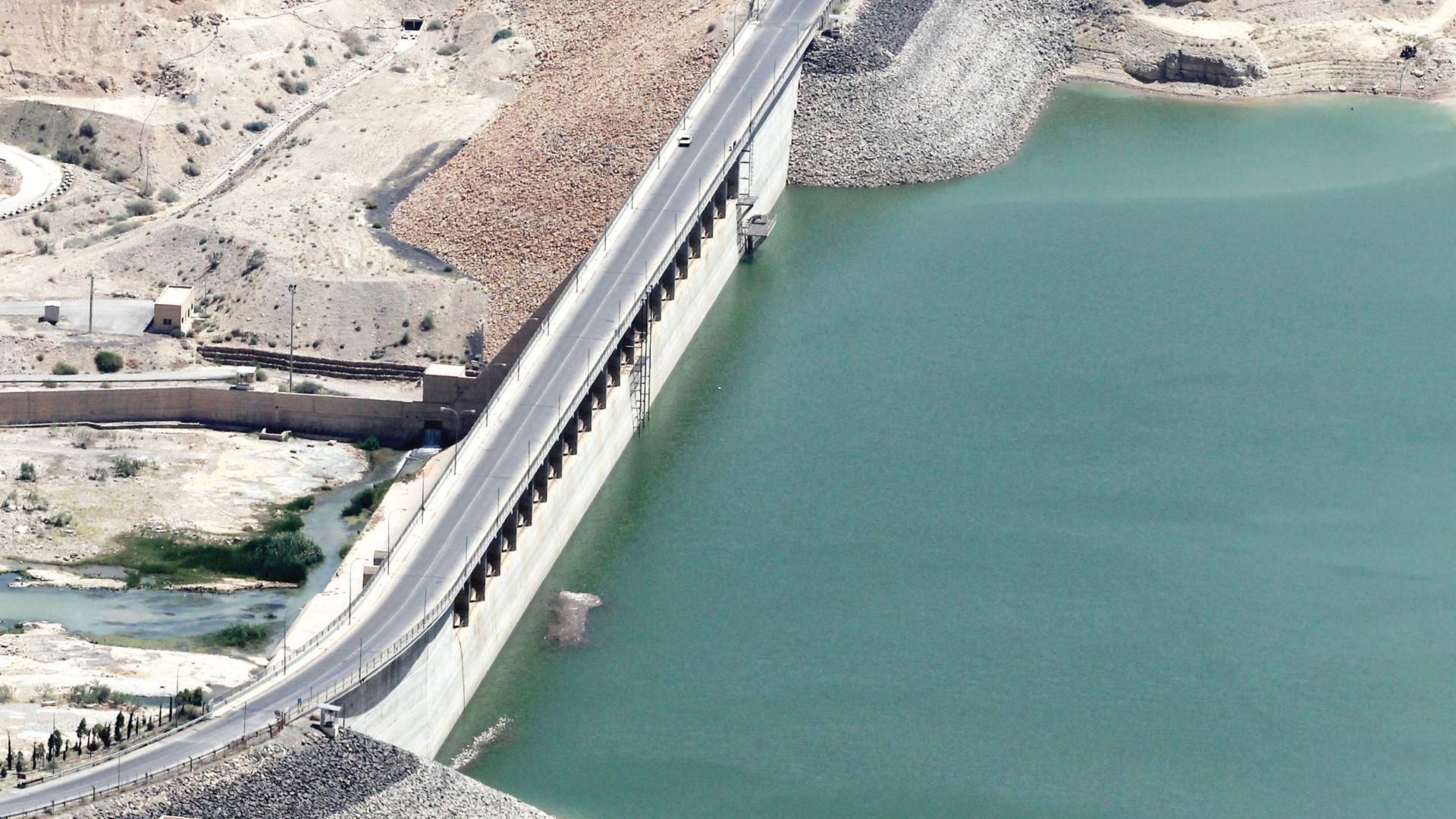 إنهاء عَمَلِيَّةَ تَفْرِيغِ الرُّسُوبِيَّاتِ مِنْ سد الموجب 