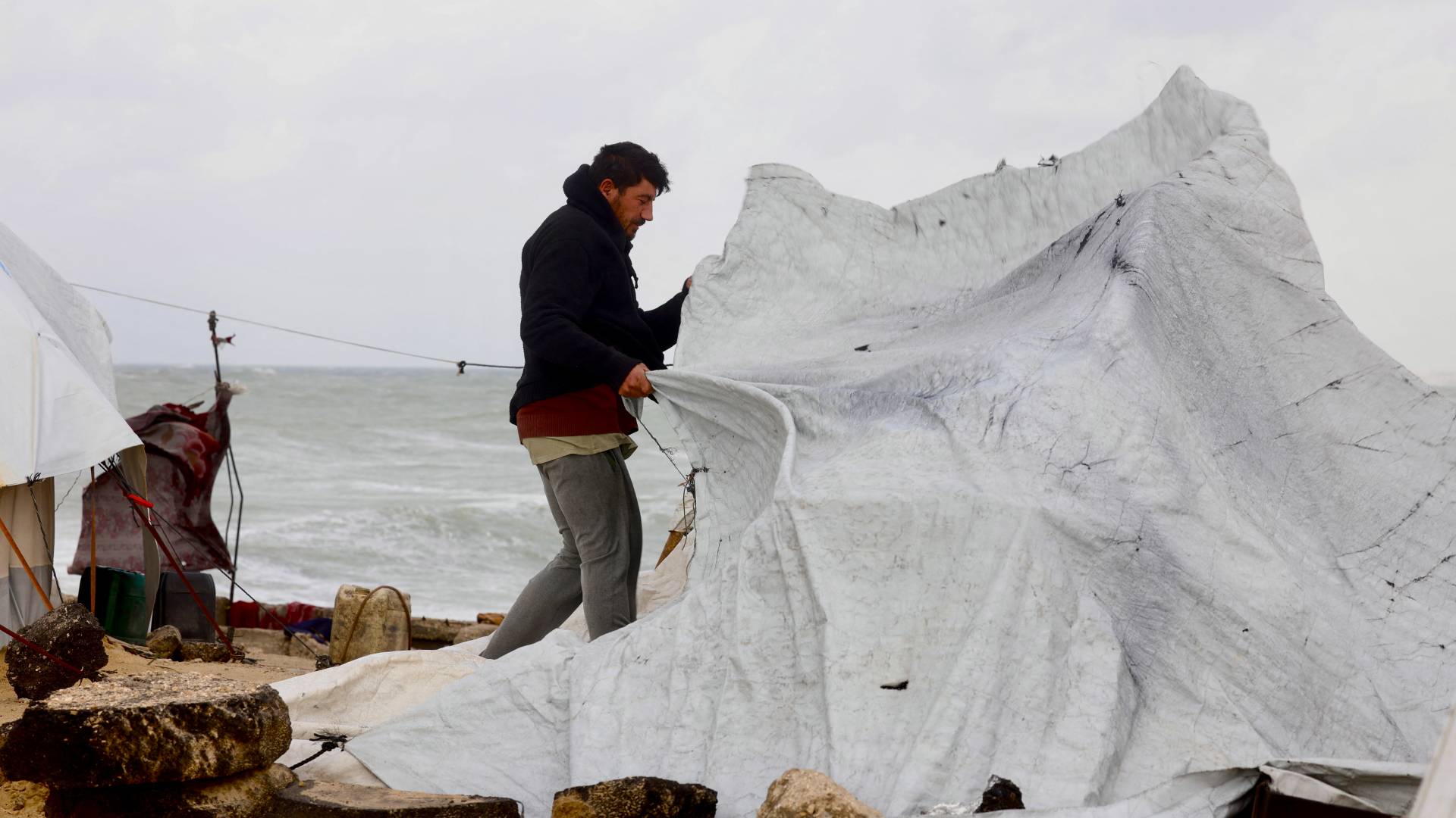 وزير الخارجية الإماراتي ونظيره الأمريكي يبحثان هاتفيا تعزيز الاستقرار في غزة واليمن 