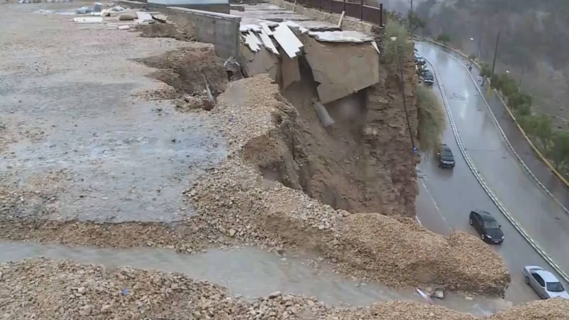 الْأَشْغَال": أَمْطَارُ الْكَرَكِ تَجَاوَزَتِ الْقُدْرَةَ الْاسْتِيعَابِيَّةَ لِلْبِنْيَةِ التَّحْتِيَّة 