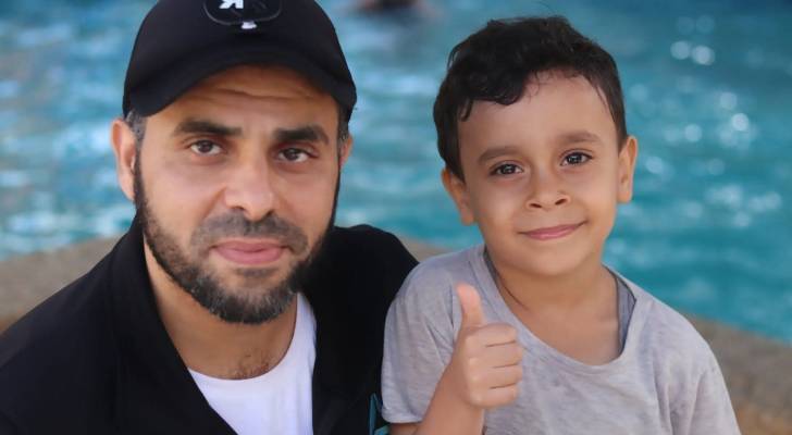 أبو عبيدة حذيفة الكحلوت برفقة طفله الشهيد يمان