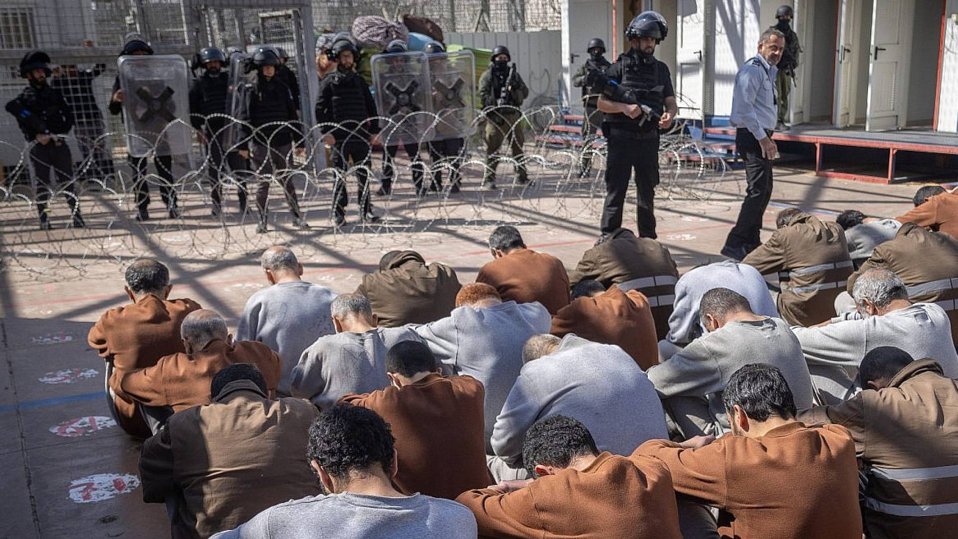 تقارير "إسرائيلية" تكشف حرمان أسرى فلسطينيين من الماء كـ "عقاب جماعي" خلال الحرب على غزة