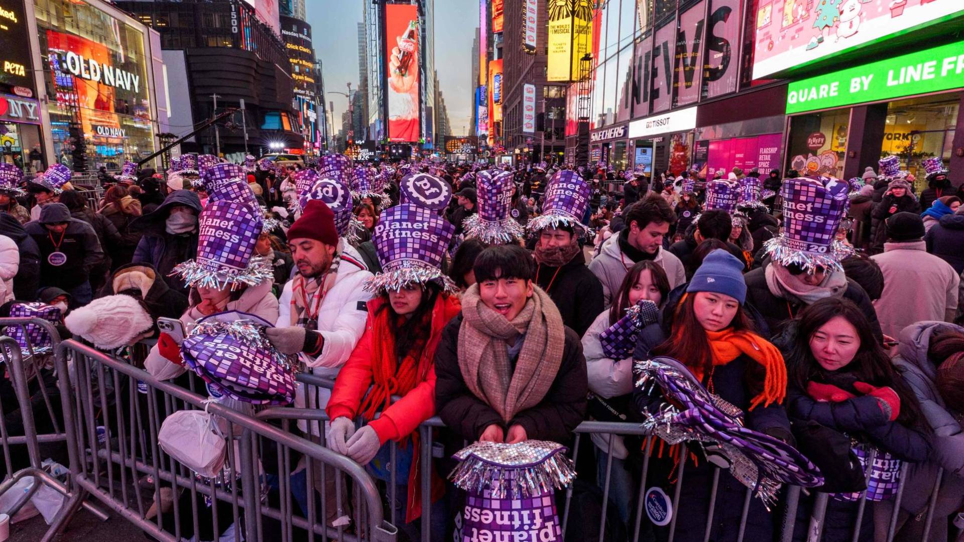 الْعَالَمُ يَطْوِي صَفْحَةَ 2025 بَيْنَ "صَخَبِ" الْاحْتِفَالَاتِ وَ"غُصَّةِ" الْمَآسِي.. آمَالٌ عَالَمِيَّةٌ بِعَامٍ أَكْثَرَ سَلَامًا 