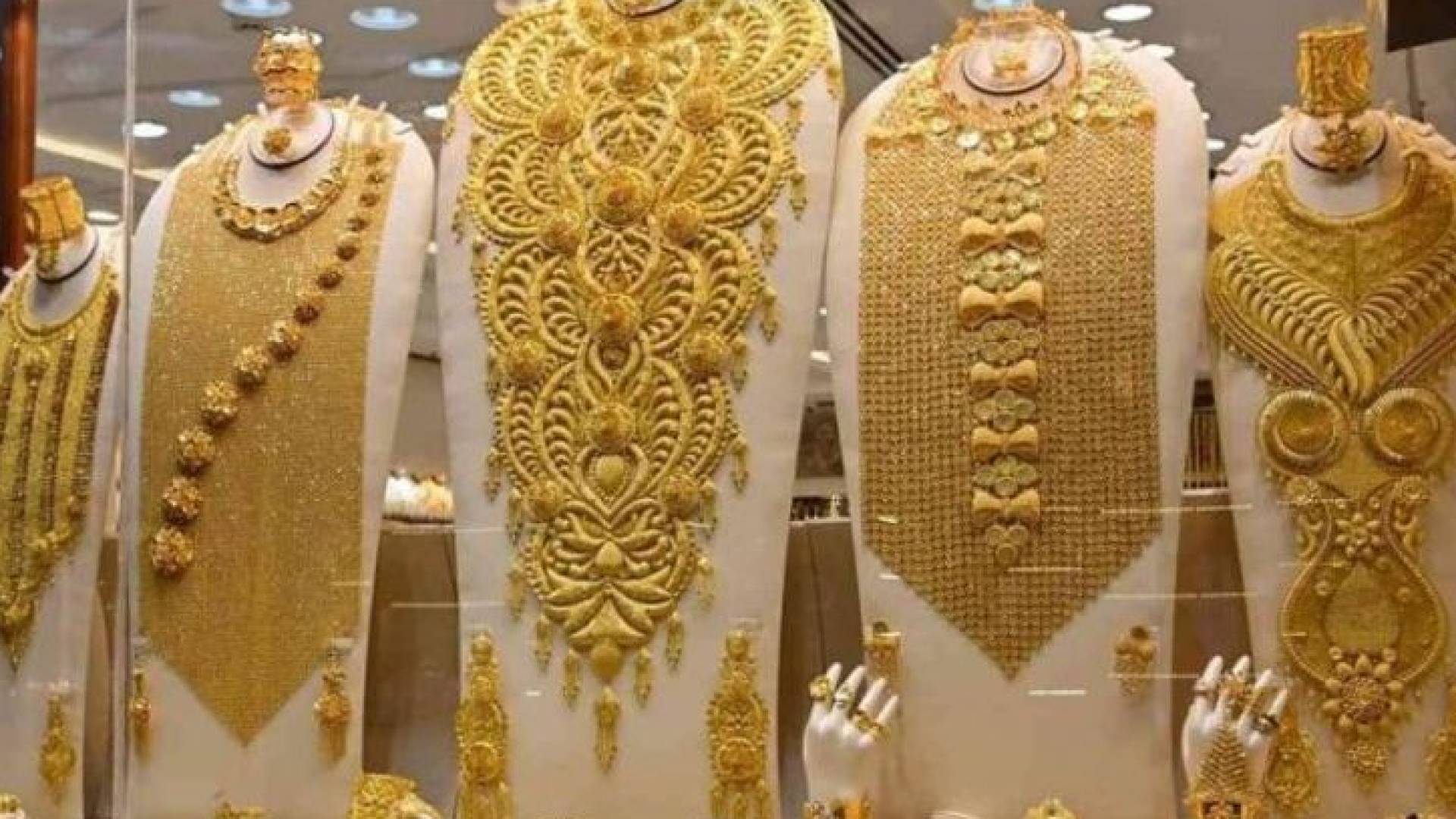 "الْمَعْدِنُ الْأَصْفَرُ" يَسْتَهِلُّ 2026 بِأَرْقَامٍ "قِيَاسِيَّة".. وَعِيَارُ 21 يَكْسِرُ حَاجِزَ الـ 454 رِيَالًا فِي السُّعُودِيَّة 